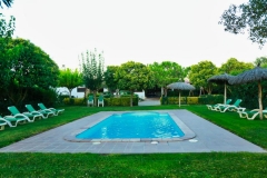 piscina y zona de tomar el sol del alquiler vacacional de Can Micos