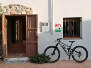 Bicicleta en Can Micos Bikefriendly - cicloturistas Girona - casa y turismo rural en girona