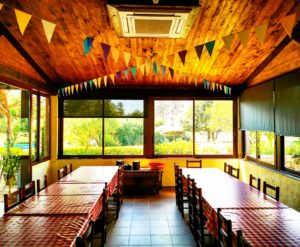 casa rural ideal para ir en Febrero en Girona, la casa rural de can micos, espacios amplios como el comedor
