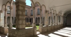 Que hacer en Banyoles - Monasterio de Sant Esteve - casa y turismo rural en girona