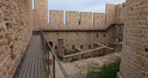 Castillo de Farners - joya medieval - interior - casa y turismo rural en girona