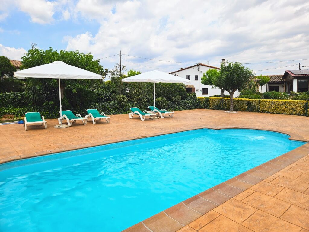 Casa rural para grupos grandes en Girona con piscina vallada