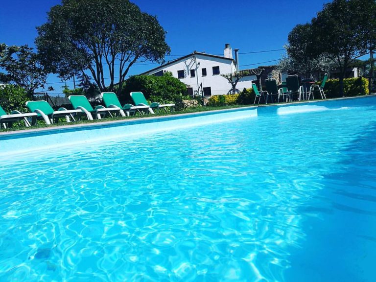 Zona de barbacoa y piscina en casa rural de alquiler íntegro en Girona