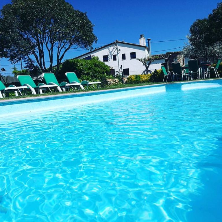 casa rural per a grups a girona amb piscina i aire acondicionat