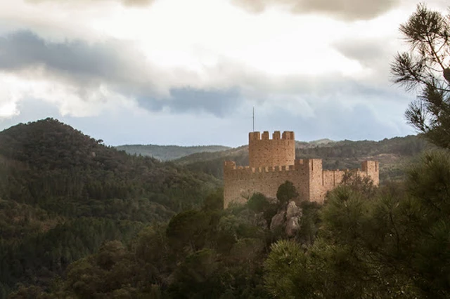 Vista panorámica del Castillo de Farners, una joya medieval que puedes visitar a solo 10 minutos de nuestra casa rural Can Micos, en Riudarenes.