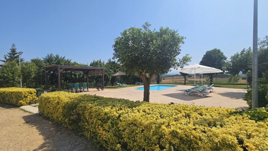 Piscina vallada de la casa rural Can Micos en Girona