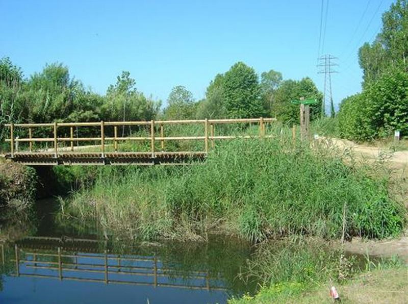 Puente de madera sobre el Estany de Sils, un espacio natural único para pasear junto a nuestra casa rural en Riudarenes.