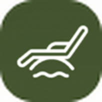 Tumbonas y hamacas de jardín junto a la piscina de nuestra casa rural en Riudarenes, Girona.