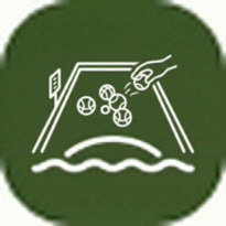 Pista de petanca exterior en el jardín de nuestra masía en Riudarenes, una actividad ideal para grupos en esta casa rural de Girona.