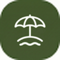 Sombrillas de paja en la zona de piscina de nuestro alojamiento rural en Riudarenes, Girona.