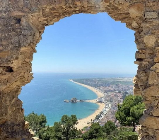 Panorámica de la costa de Blanes desde el castillo, a solo 20 minutos de nuestra casa rural en Girona, Can Micos.
