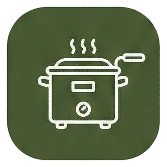 Cocina profesional en Can Micos equipada con freidora y fogones de alta potencia para cocinar a grandes grupos.