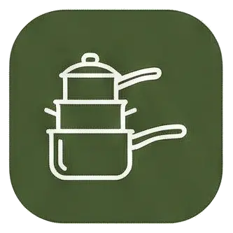 Inventario de menaje en Can Micos (Girona): ollas grandes y sartenes profesionales listas para cocinar para grupos de hasta 25 personas.