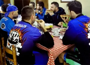 Grupo de ciclistas disfrutando de un desayuno con pan con tomate en la masía Can Micós, Girona.