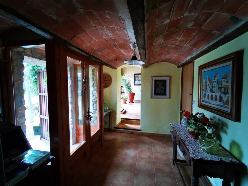 Cartell de fusta al´entrada de la casa rural Can Micos a Girona, senyalitzant l´accés exclusiu per a grups.