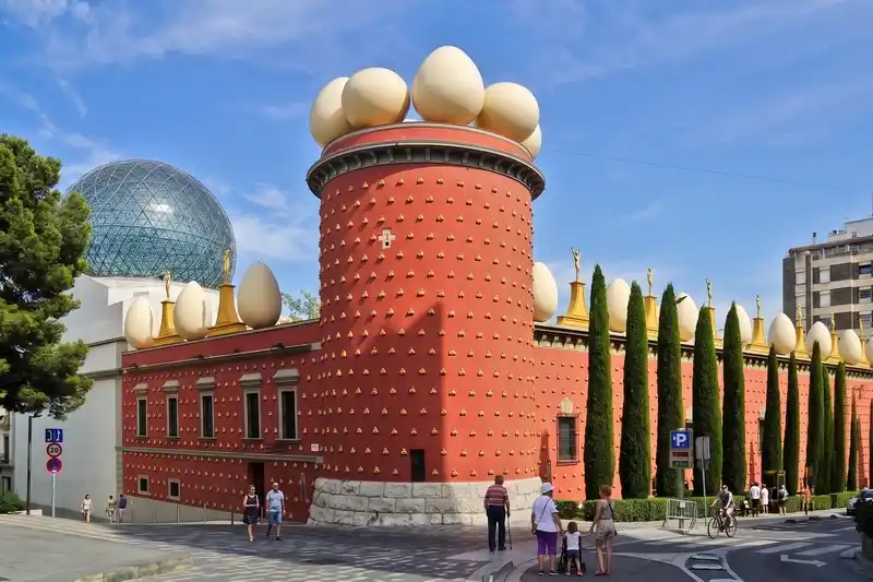 Vue du célèbre musée Dalí à Figueres, une excursion culturelle incontournable près de la maison de vacances Can Micos.
