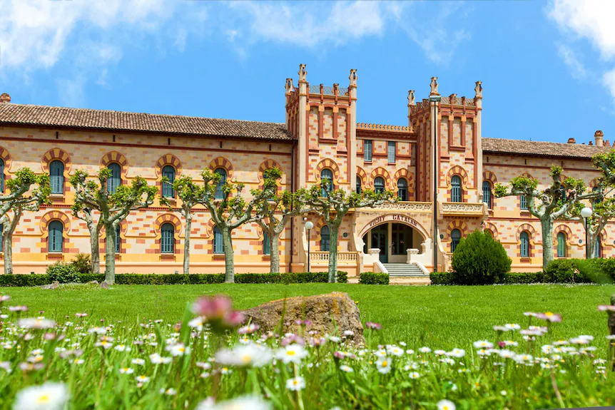 Aguas termales y balneario de Vichy Catalán en Caldes de Malavella, una experiencia de relax perfecta cerca de la masía Can Micos en Girona.