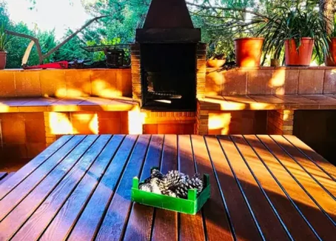 Can Micos, grand gîte avec barbecue à Gérone pour grands groupes. Utilisez du charbon de bois ou du bois de chauffage.