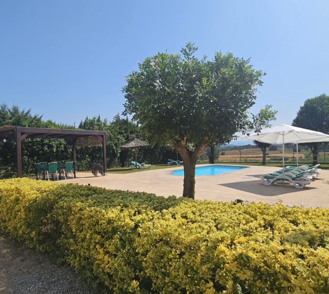 Piscina vallada de la casa rural Can Micos en Girona
