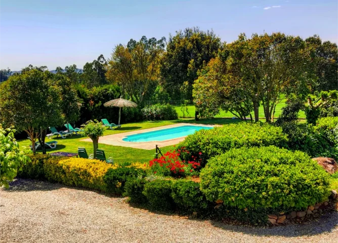 Patio y piscina de la casa rural para 25 personas de Can Micos en Riudarenes, Girona, rodeado de naturaleza.