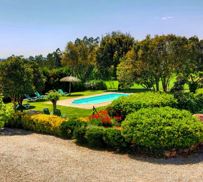 Patio y piscina de la casa rural para 25 personas de Can Micos en Riudarenes, Girona, rodeado de naturaleza.